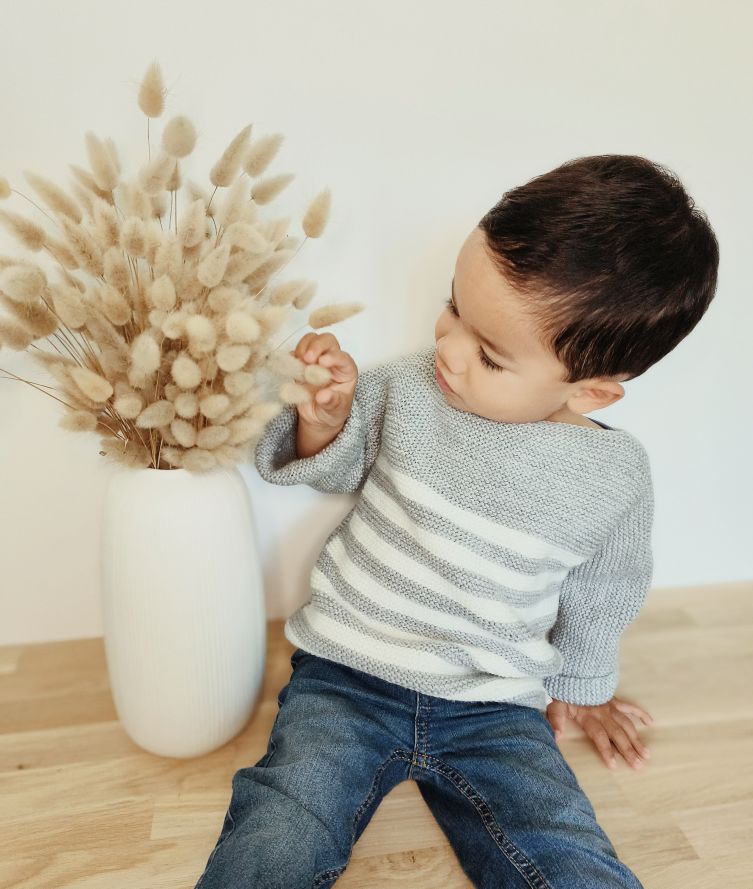 Pull à rayures pour bébé, tricoté à la main.